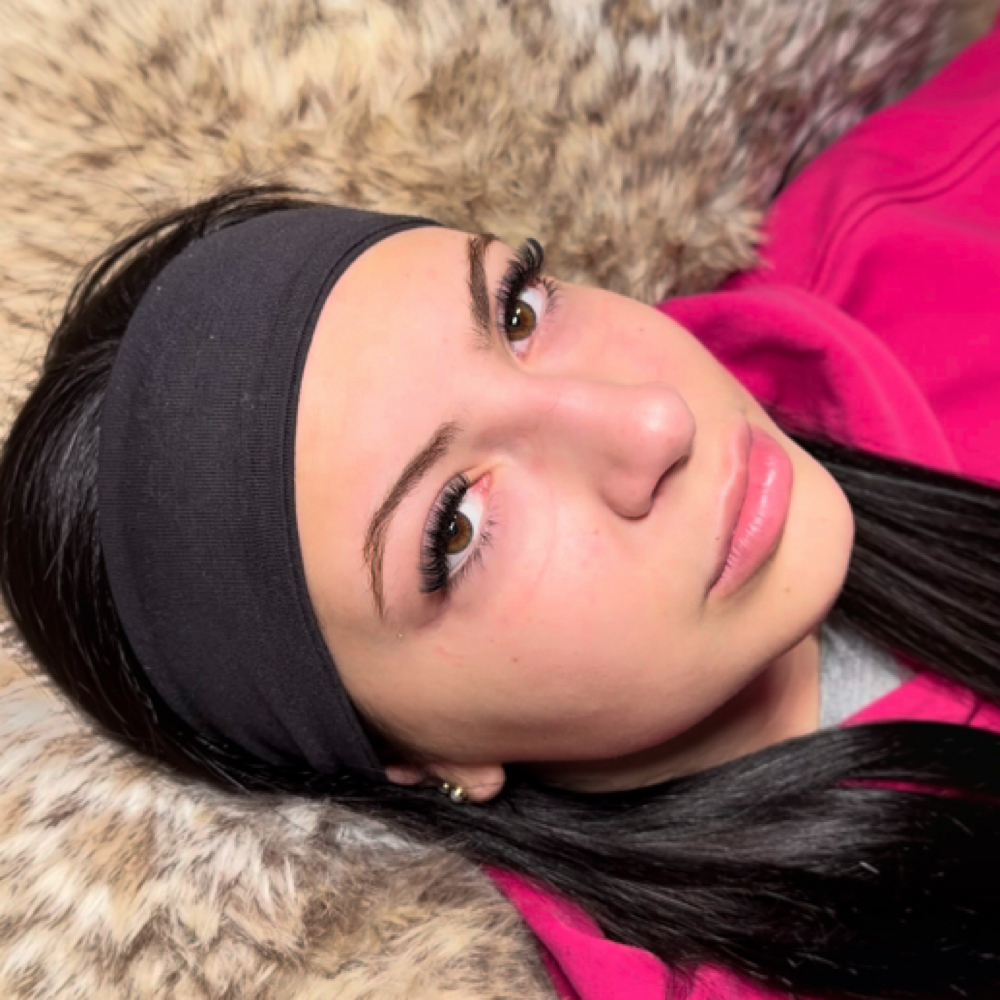 A textured hybrid lash set
